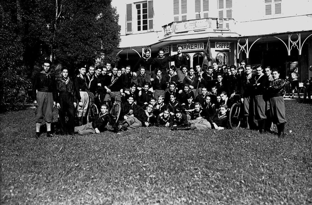 Foto Di Gruppo Al Funerale Del Generale Fara · Historify