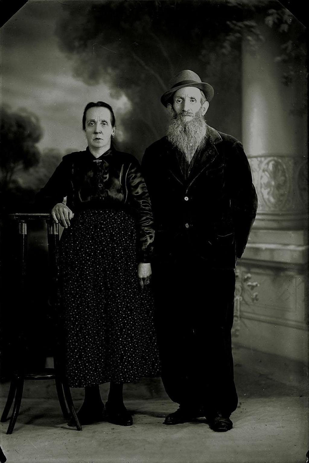 1945-Villa D'Ogna-Il Sig. Bergamini (Barbarossa) E Signora · Historify