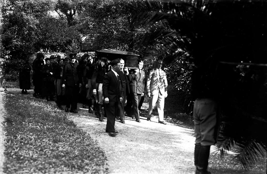 Corteo Funebre Generale Fara · Historify
