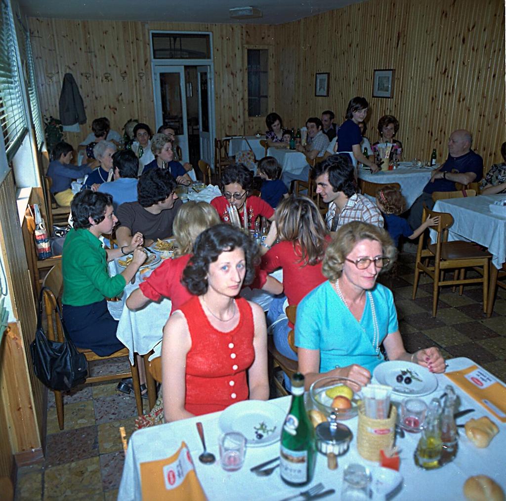 Albergo Centrale-Alcuni Ospiti Durante Il Pranzo · Historify