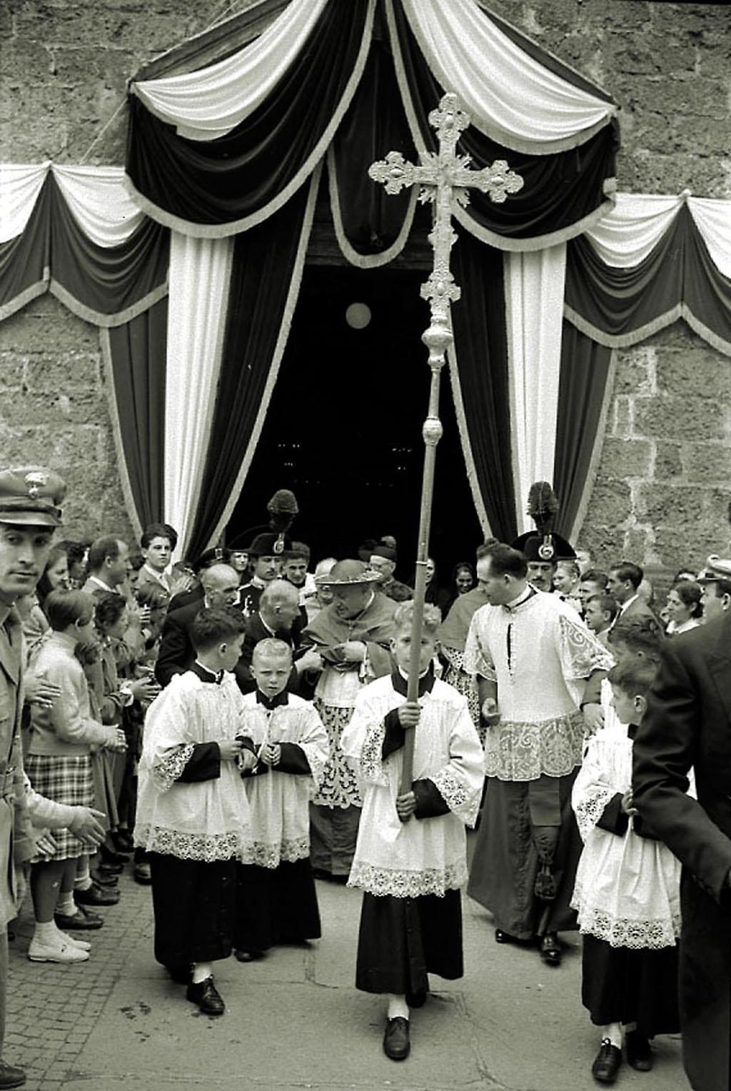 Visita Del Cardinale Angelo Roncalli-Uscita Dal Santuario Del Paradiso · Historify