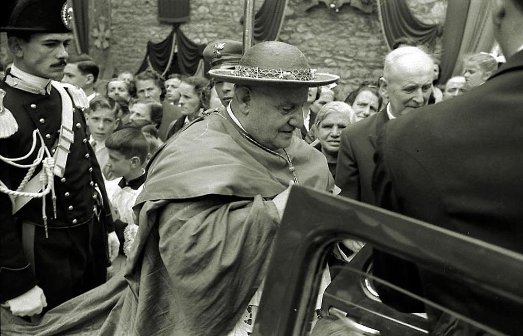 Il Patriarca Angelo Roncalli all'arrivo · Historify