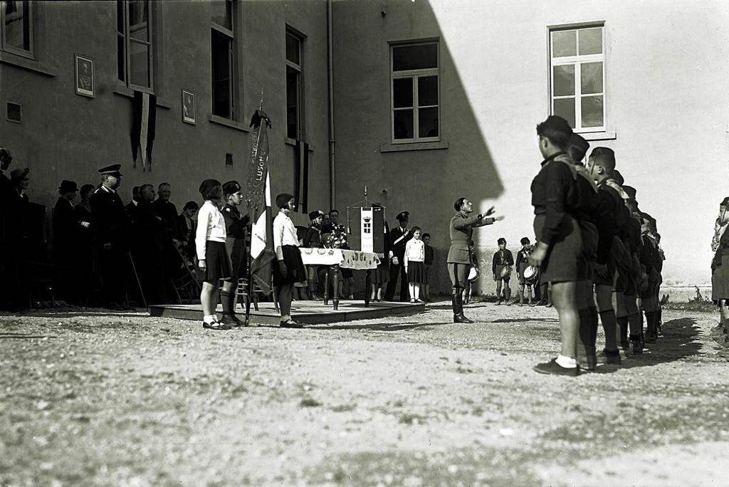 Inaugurazione Del Gagliardetto Nel Cortile Della Scuola Media · Historify
