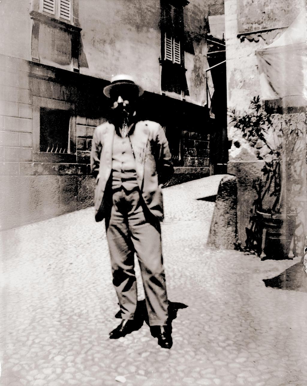 il sig.Albrici sul angolo BARADELLO-anni-1900 · Historify