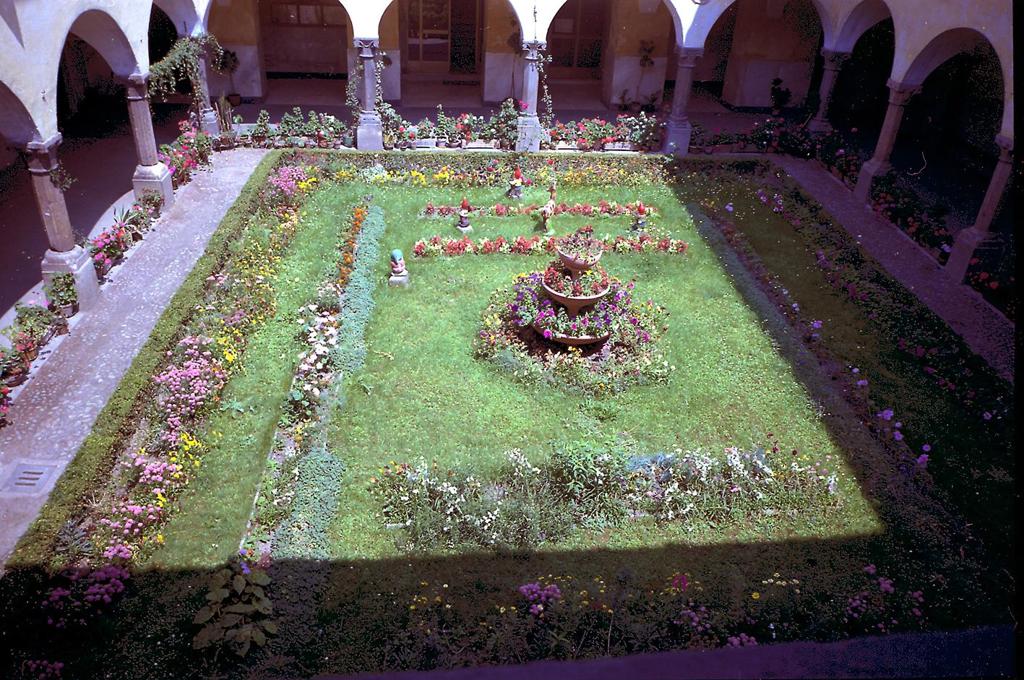 1974-Clusone-Chiostro Del Ex Collegio A.Maj · Historify