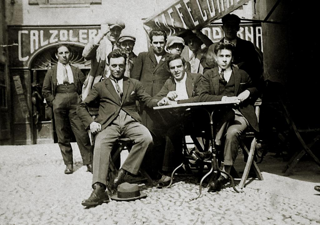 Avventori Del Bar Caffe Commercio · Historify