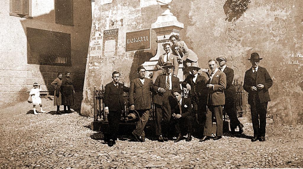 Gruppo In Piazza Orologio · Historify