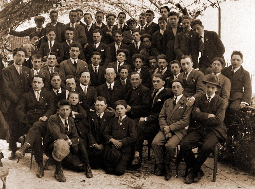 1926-Gruppo Dedicato Al Card. Gusmini · Historify