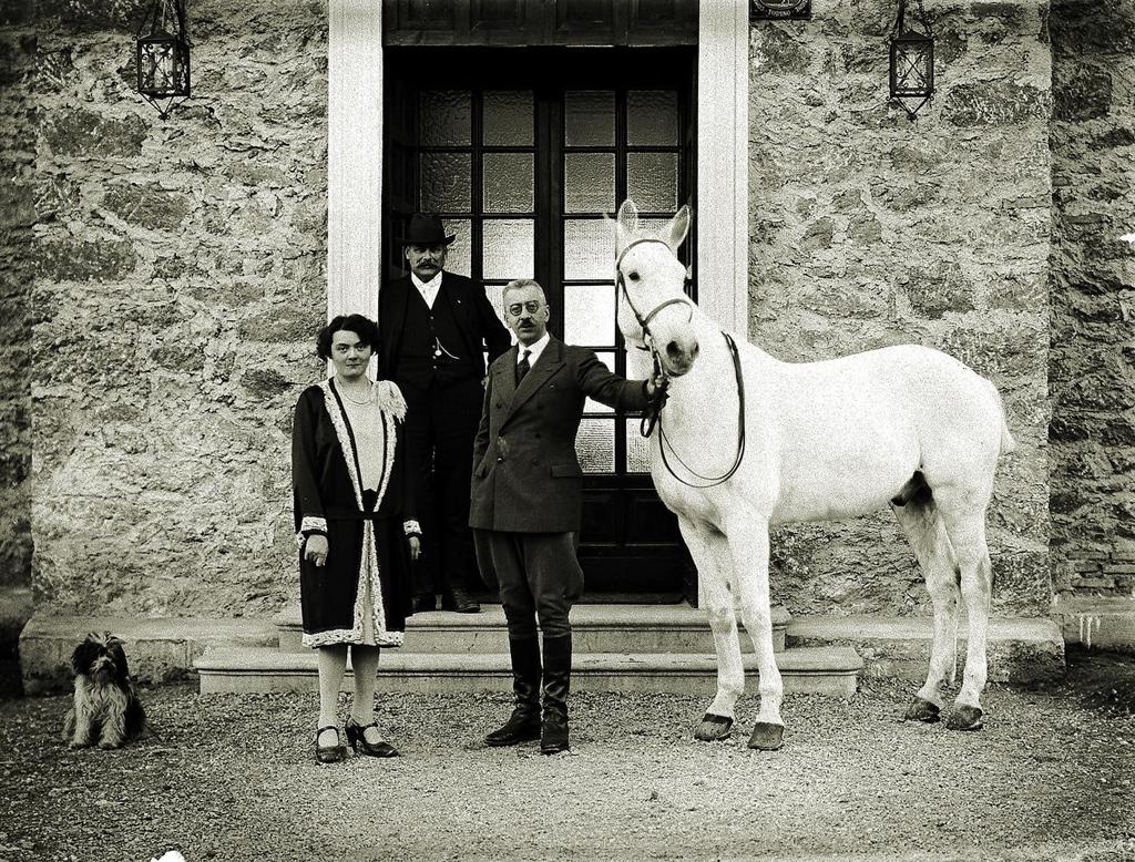 1928-Clusone-Avv. Conte Mario Fogaccia Con La Famiglia · Historify