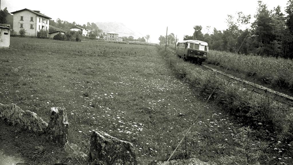 1959-Clusone-Il Treno In Corsa Alle Fiorine · Historify