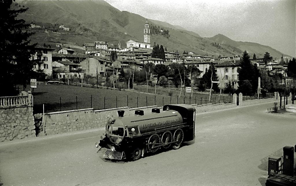 Veicolo Pubblicitario Della Ditta Ferrero · Historify