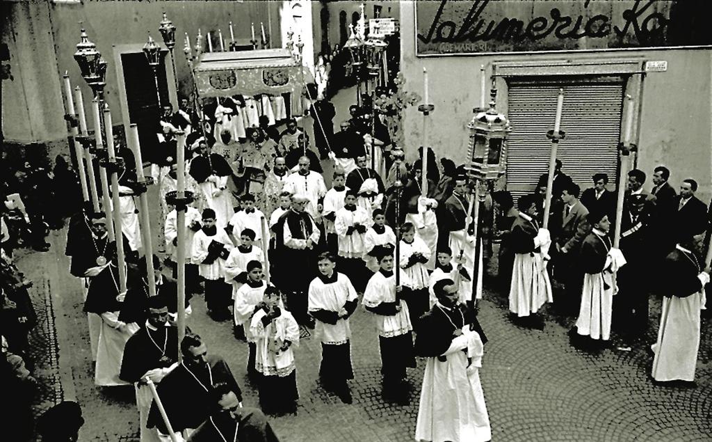 1959-Clusone-Processione Dei Confratelli · Historify