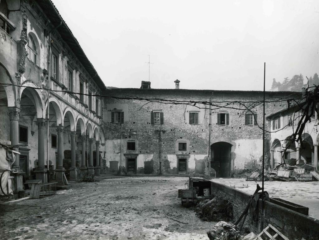 Cortile Monastero Di Astino · Historify