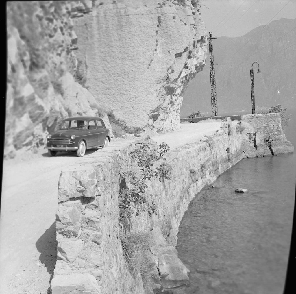 La strada lungo il lago · Historify