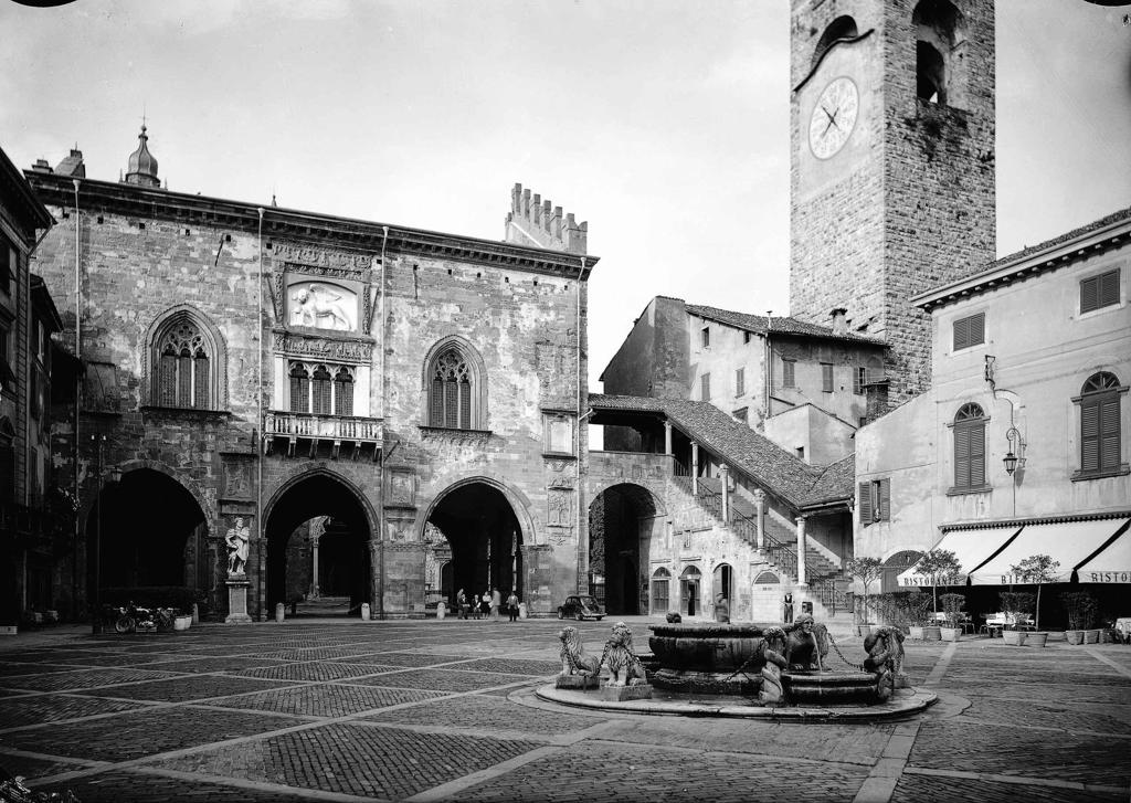 Piazza Vecchia · Historify