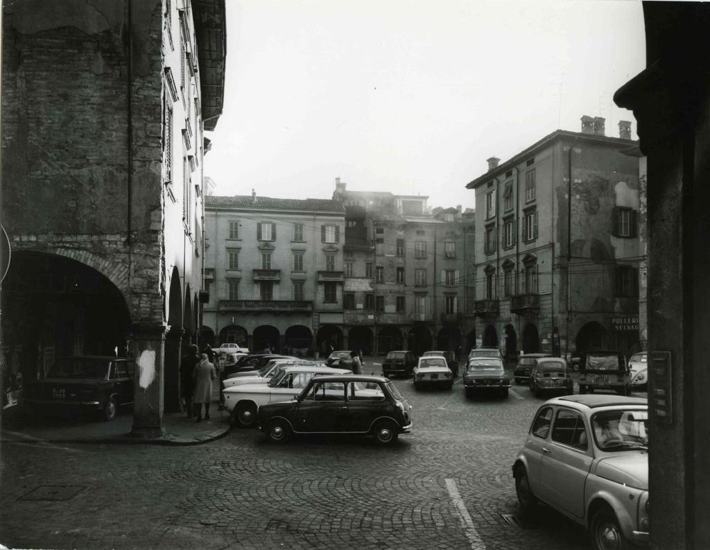 Auto D'Epoca In Città · Historify