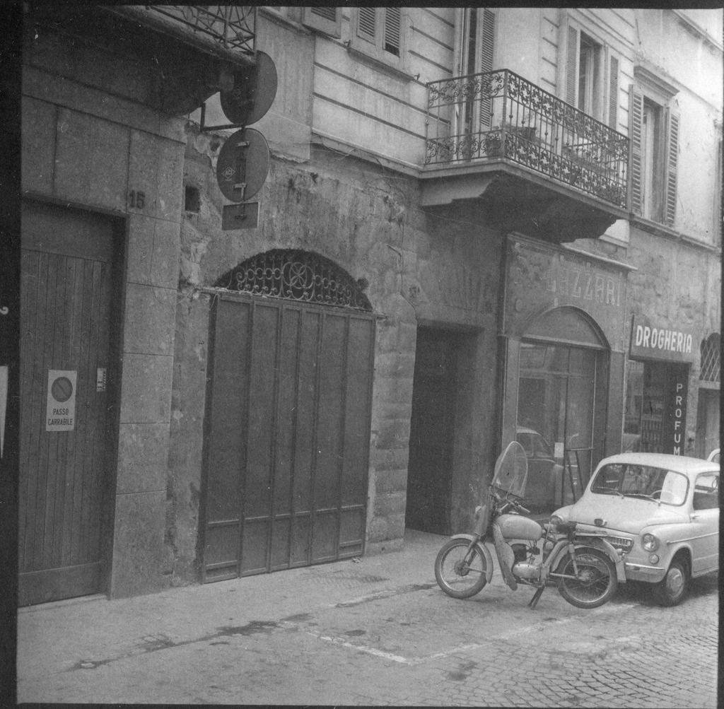 Attività commerciali in Via S. Alessandro · Historify