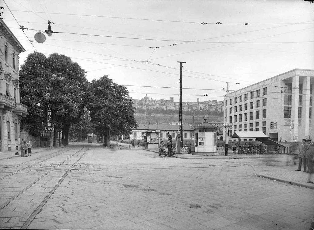 Tram in viale Vittorio Emanuele II · Historify