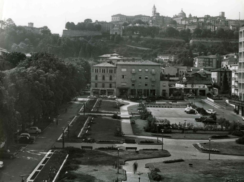 Scorcio Di Piazza Della Repubblica E Città Alta · Historify