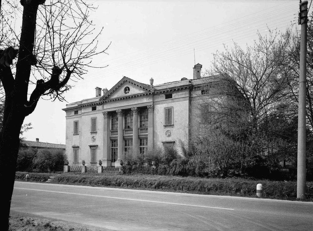 Villa Gambarini Cagnola Giavazzi · Historify