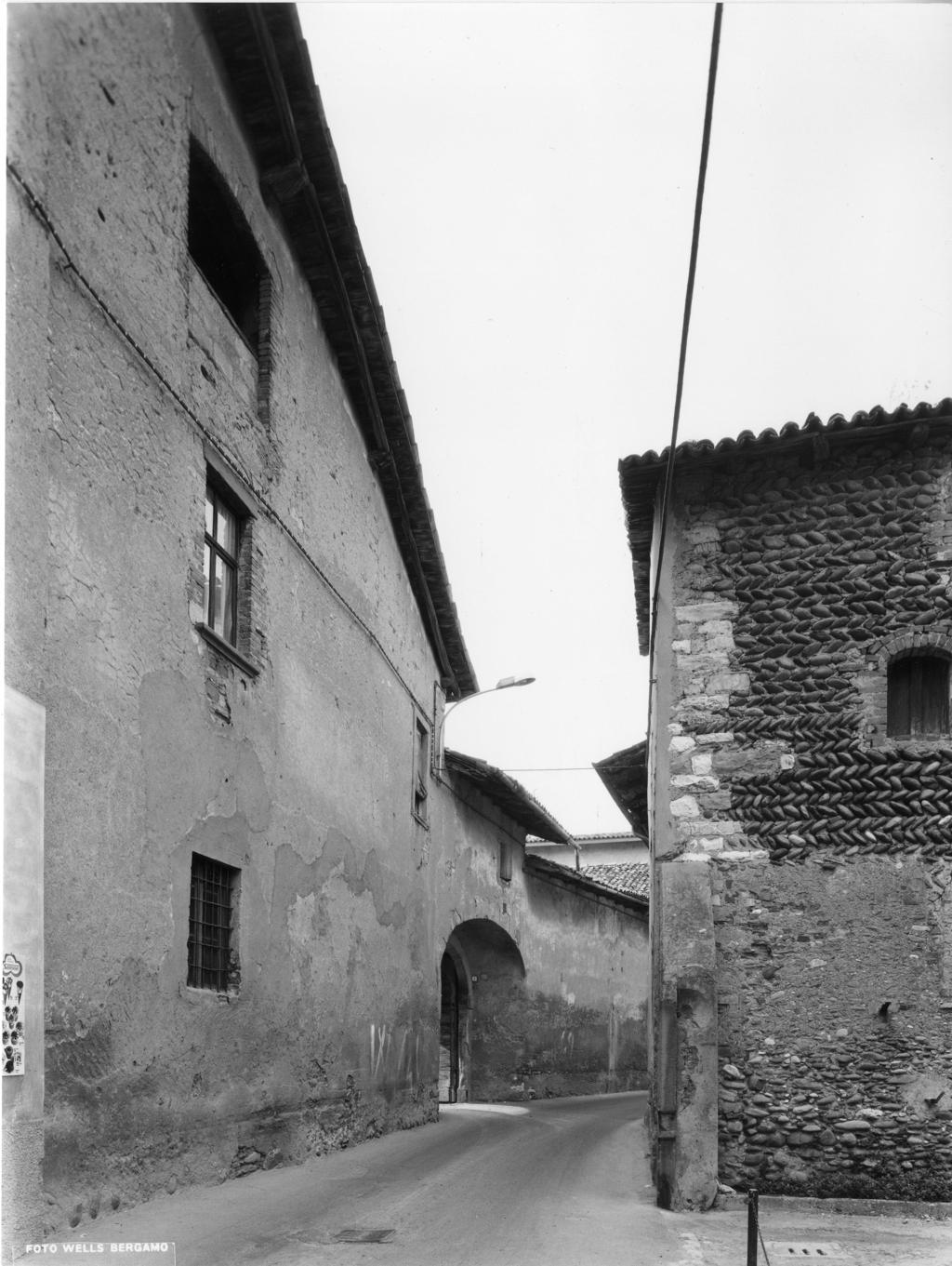 Via di paese · Historify