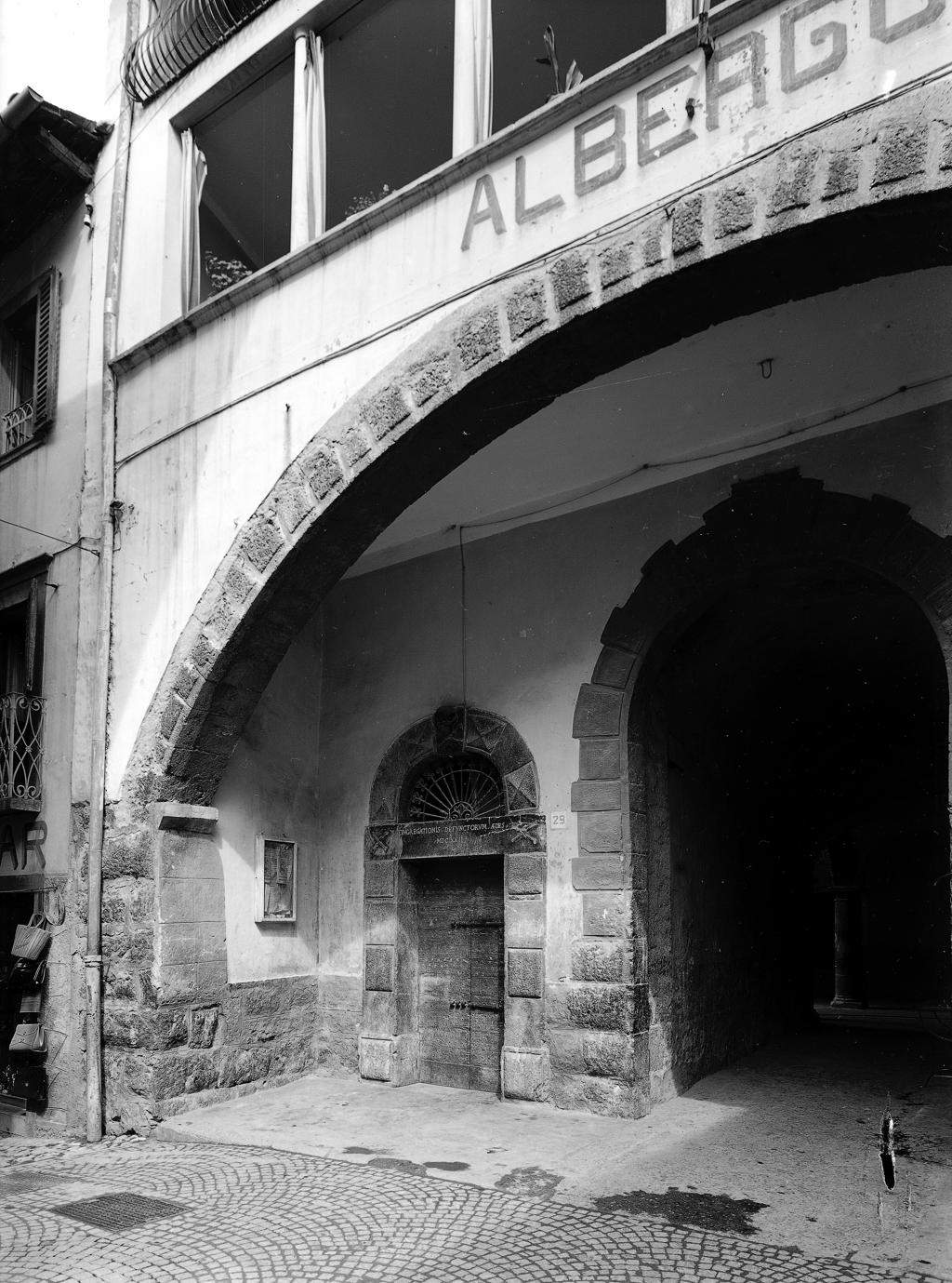 Esterno Albergo Con Arco In Pietra "Congregationis Defuntorum Aedes" · Historify
