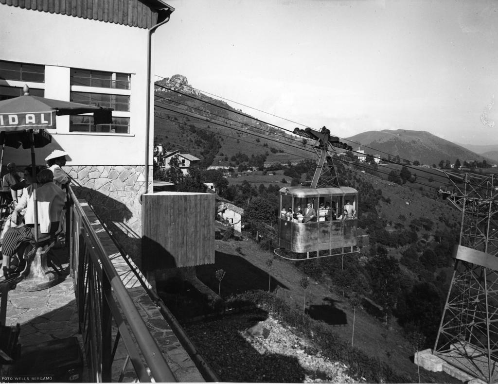 Funivia in arrivo alla stazione di Selvino · Historify