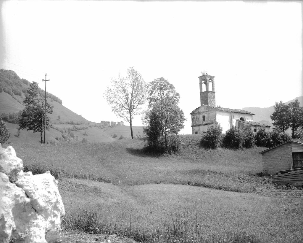 Chiesetta in montagna · Historify