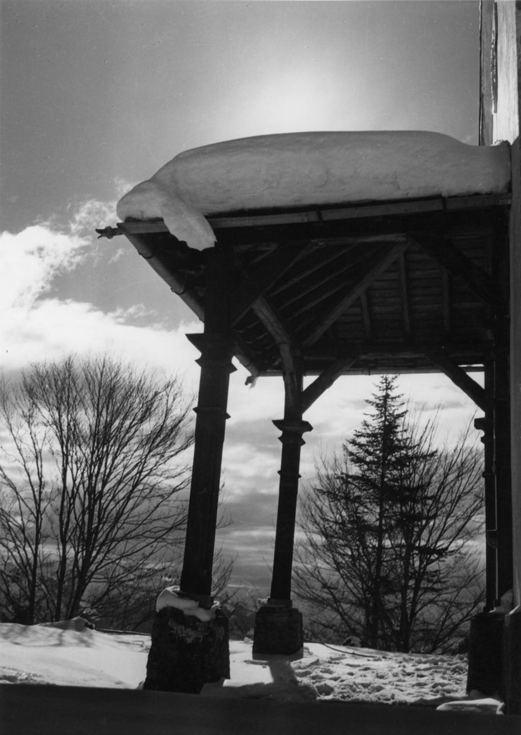 Porticato innevato al Passo della Presolana · Historify
