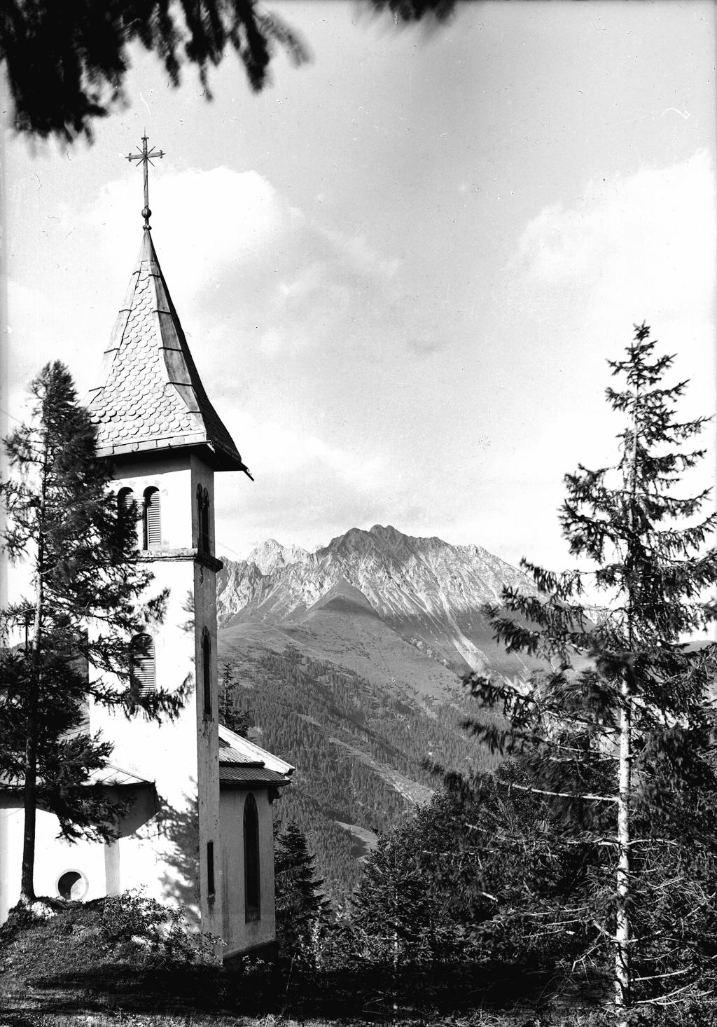 Campanile – Montagne Sullo Sfondo · Historify