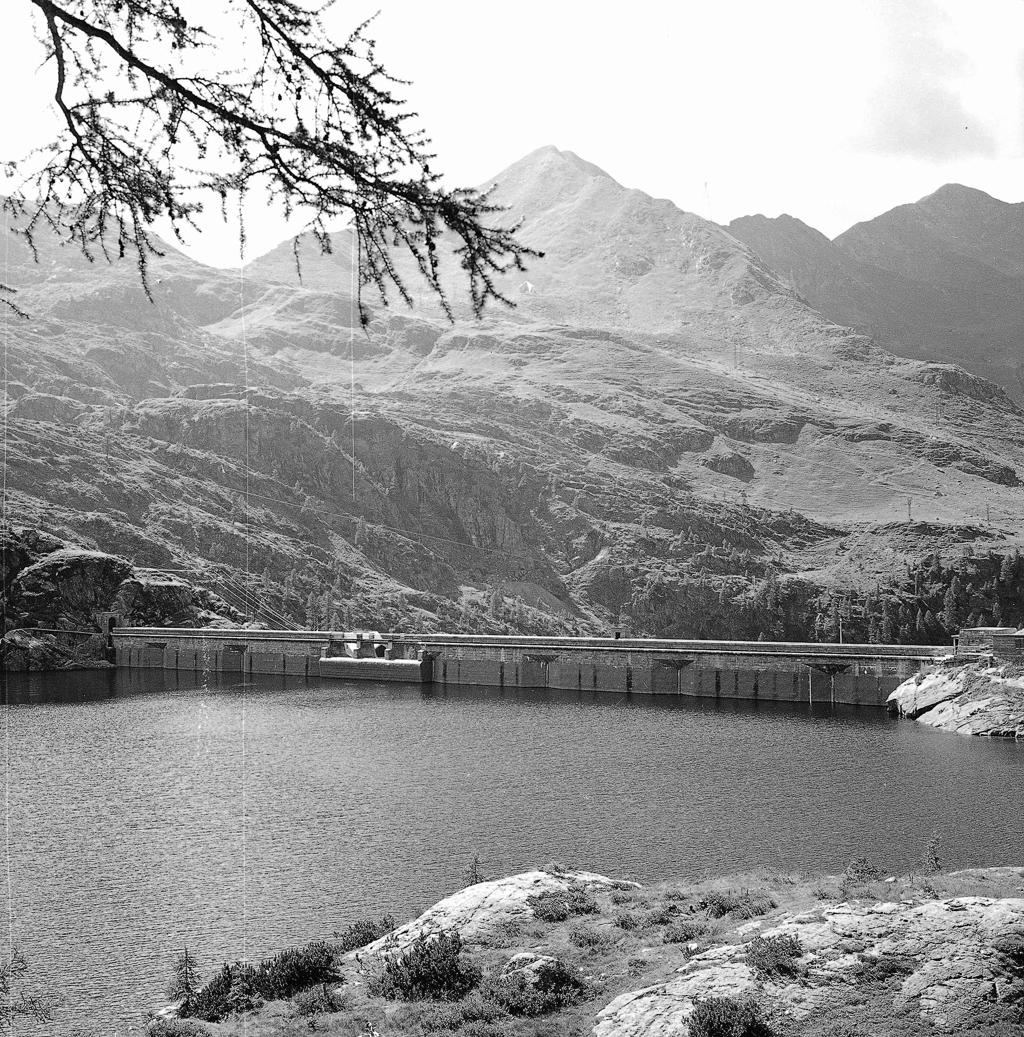 La diga che contiene il lago · Historify