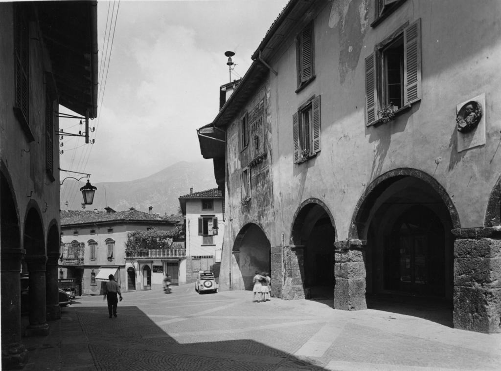 Piazza Orologio · Historify