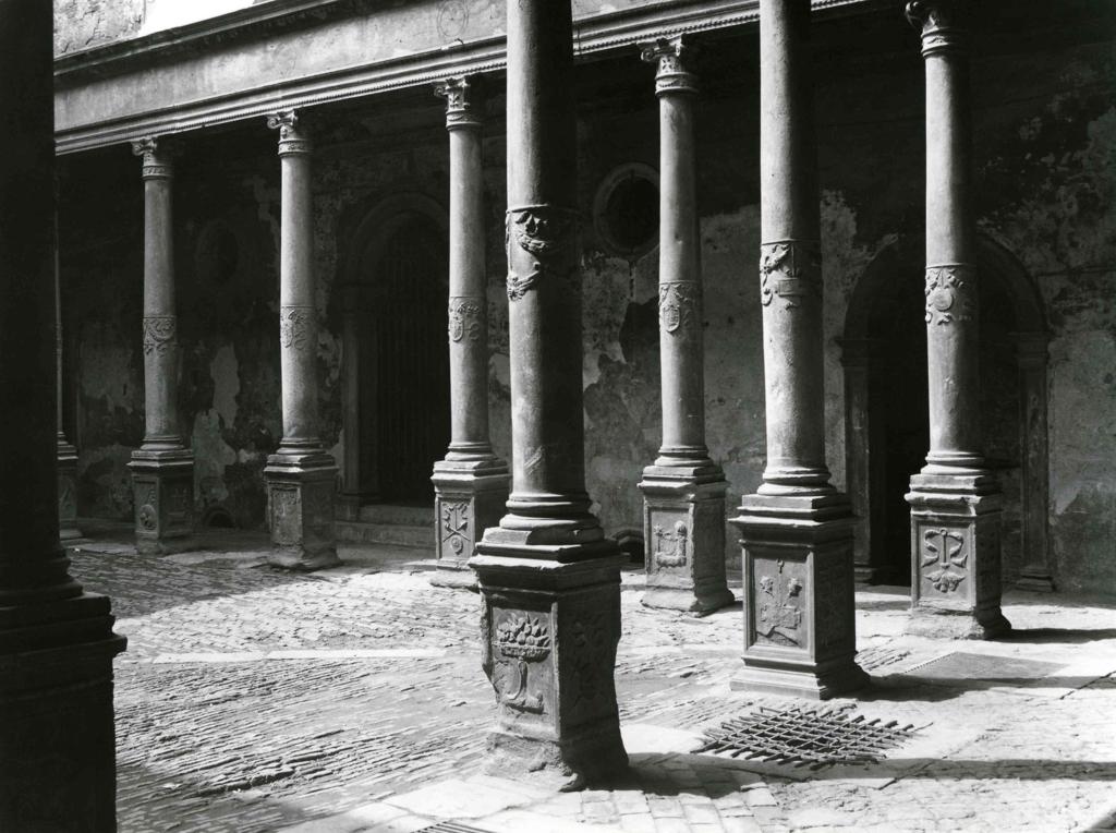 Colonne Con Bassorilievo, Cortile Via Pignolo · Historify
