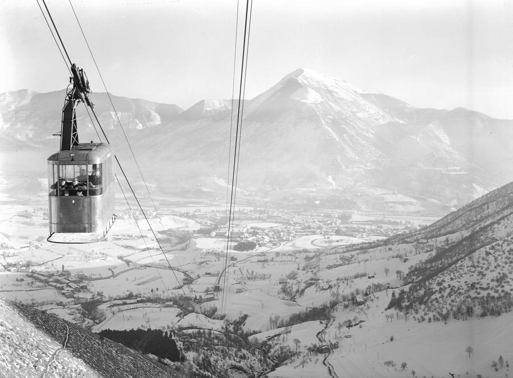 Cabinovia, Montagna E Valle Sullo Sfondo · Historify