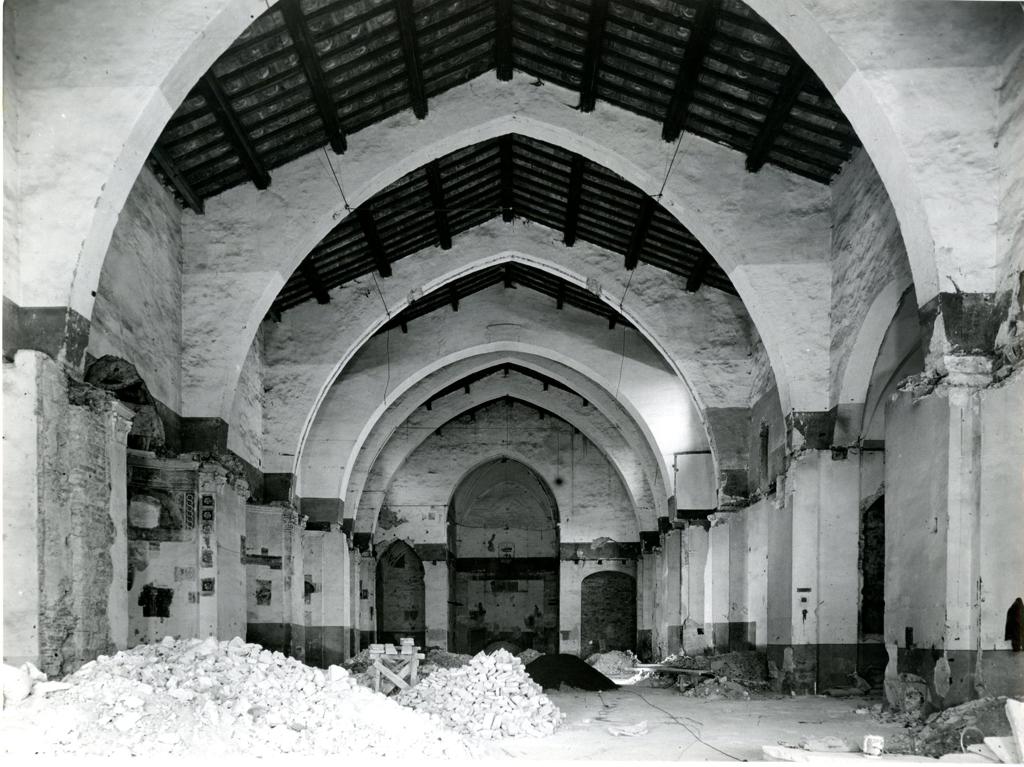 Navata con archi trasversali a sesto acuto · Historify