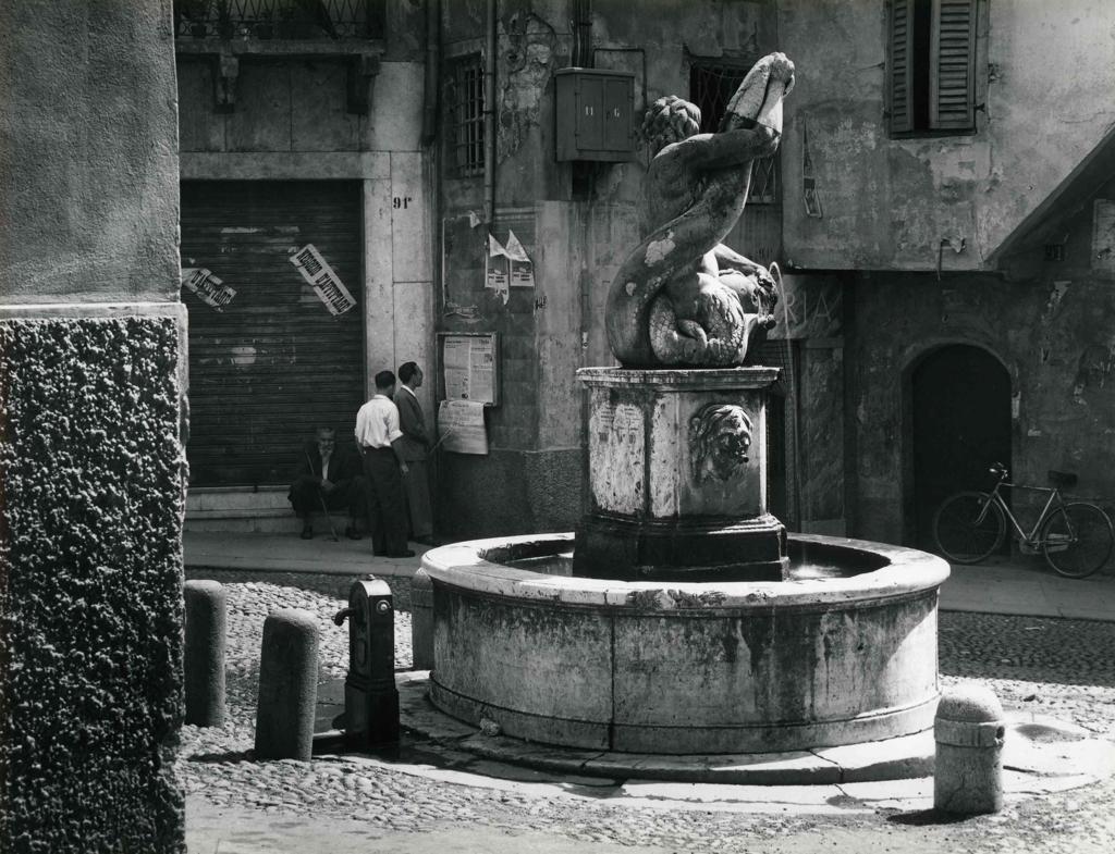 Fontana Del Delfino · Historify