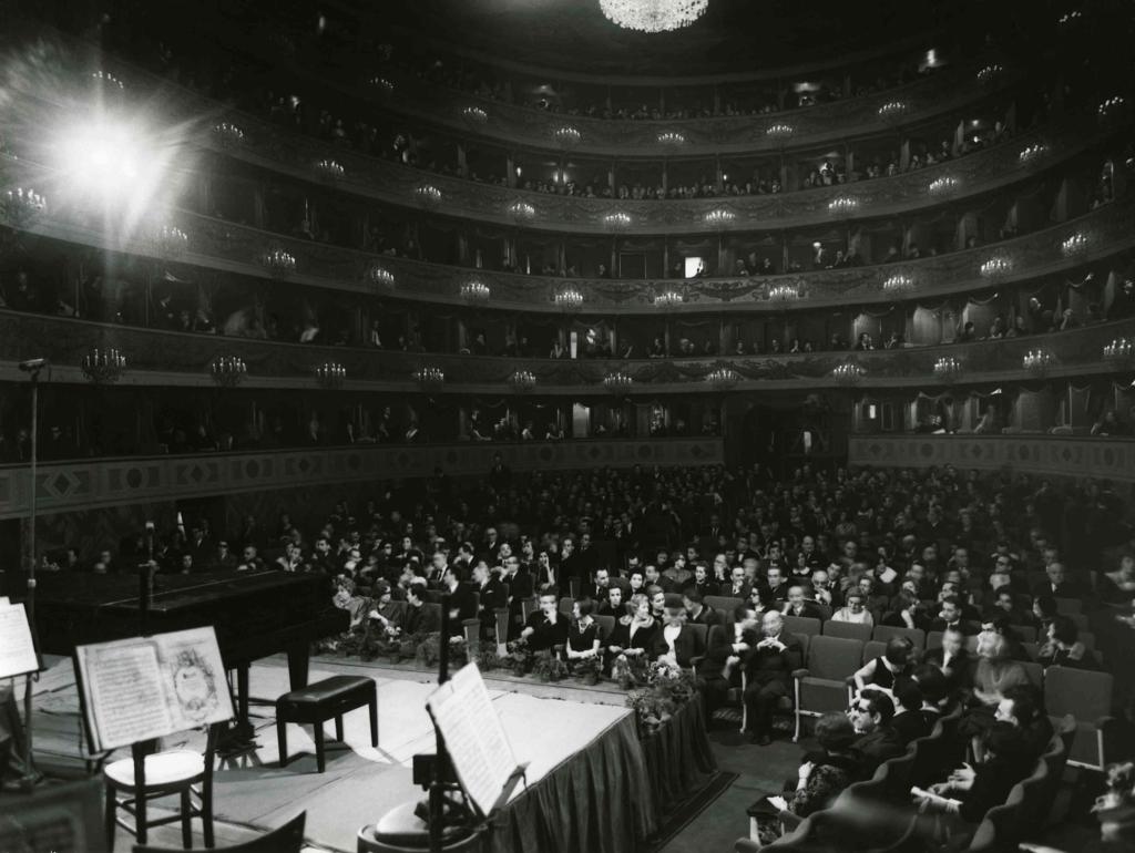 Spettacolo A Teatro Donizetti · Historify