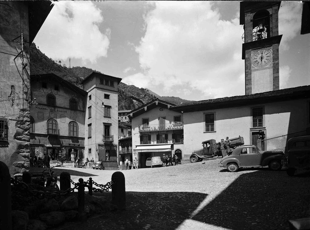 Piazza Dante Di Gromo · Historify
