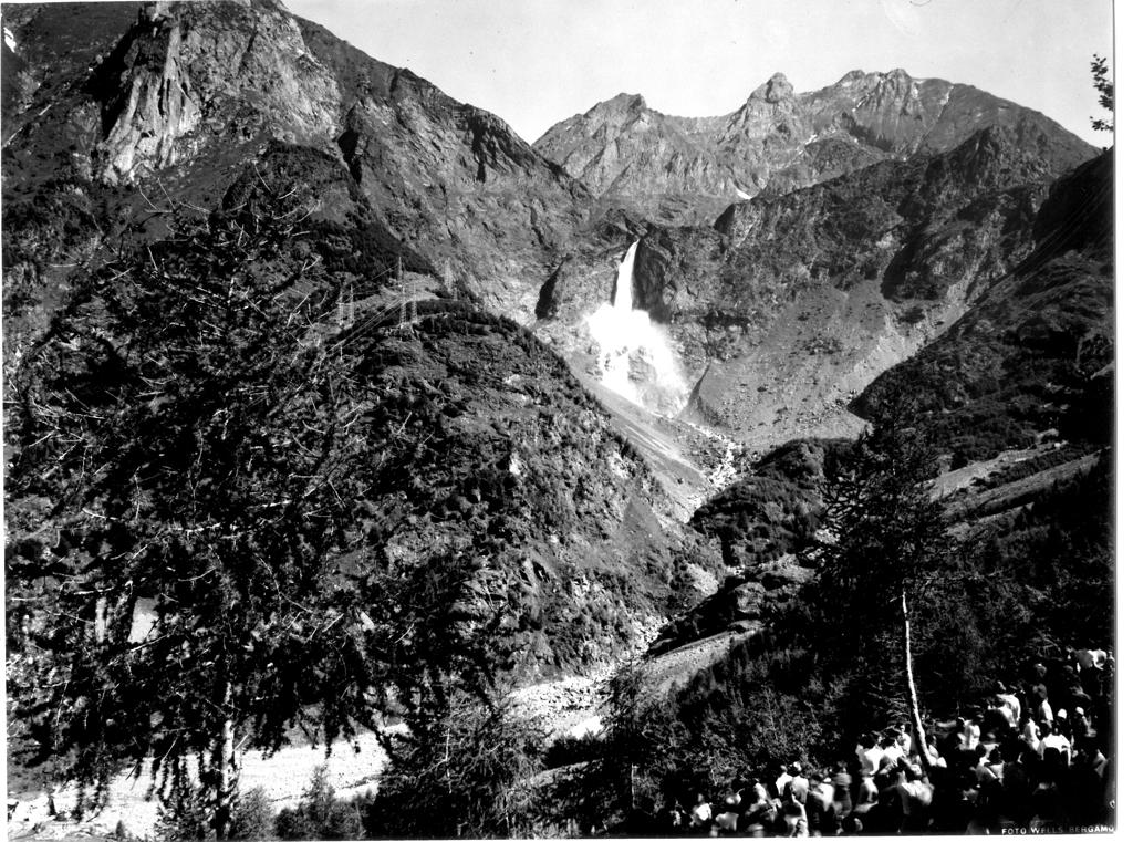 Spettatori alle Cascate del Serio · Historify