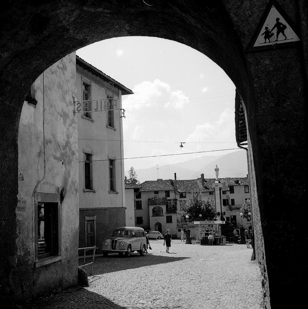 Scorcio della piazza di Rovetta · Historify