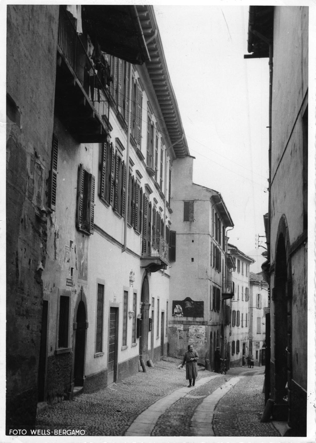 Strada All'Interno Del Paese Di Caprino Bergamasco · Historify