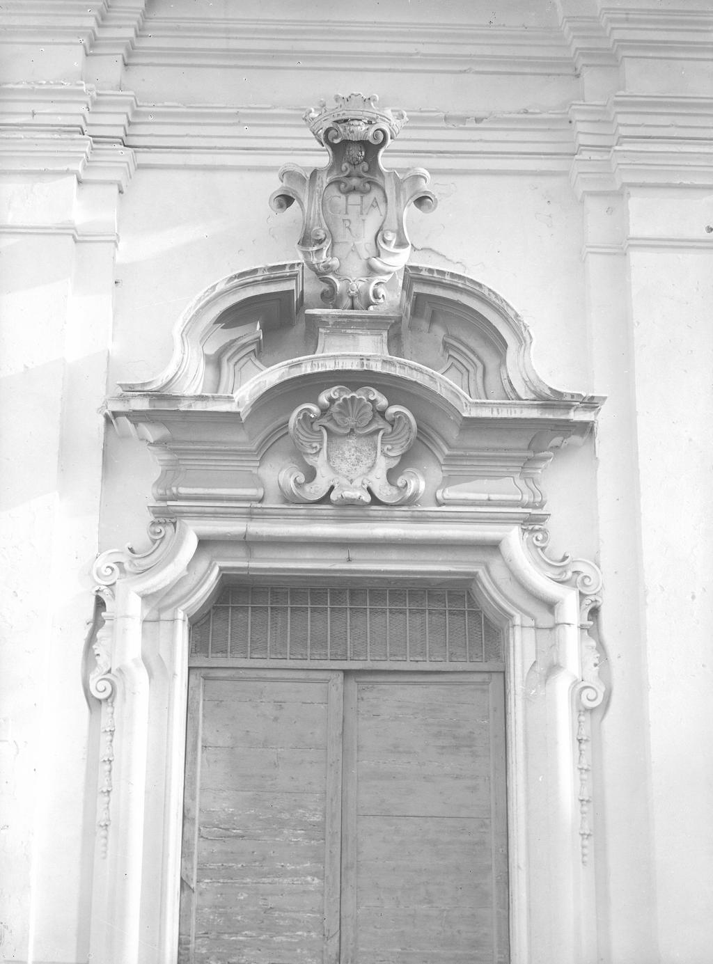 Dettaglio ingresso di chiesa · Historify