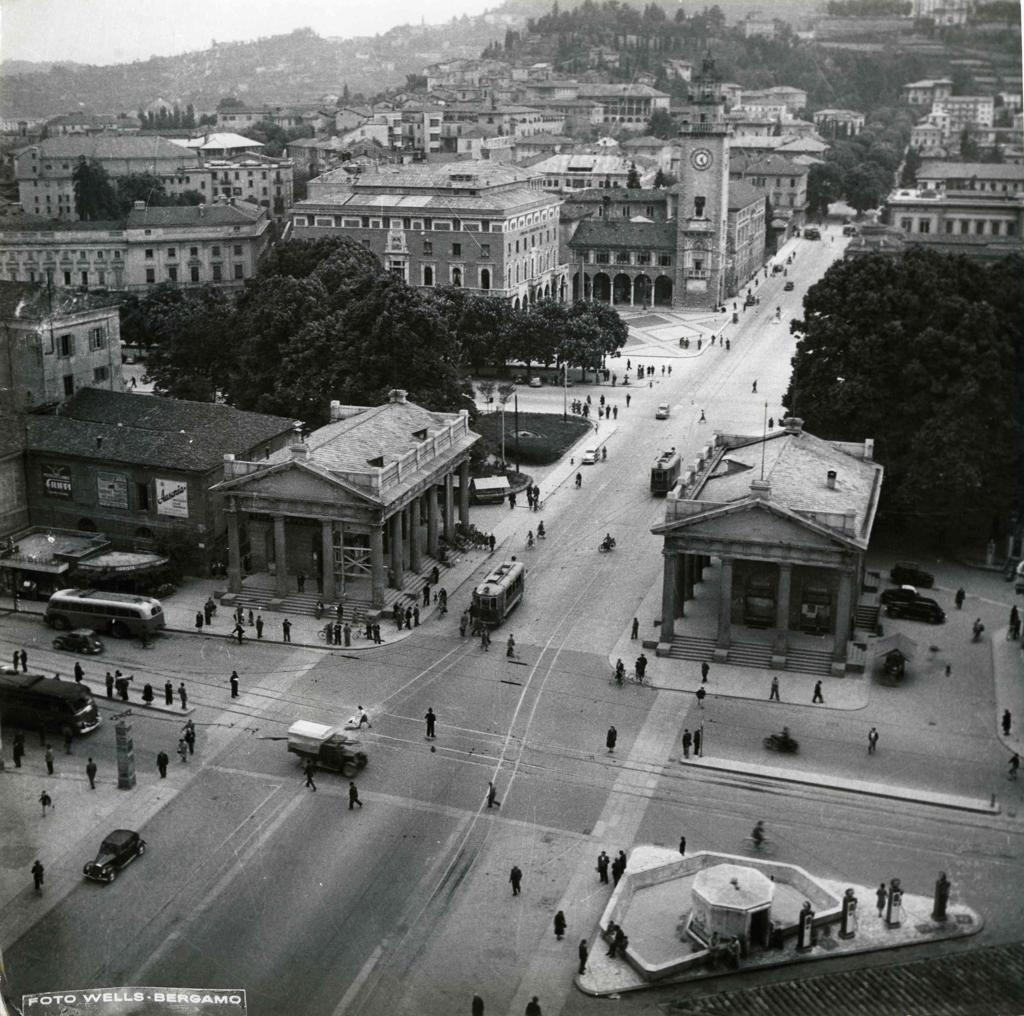 Vista Dall'Alto Dei Propilei · Historify