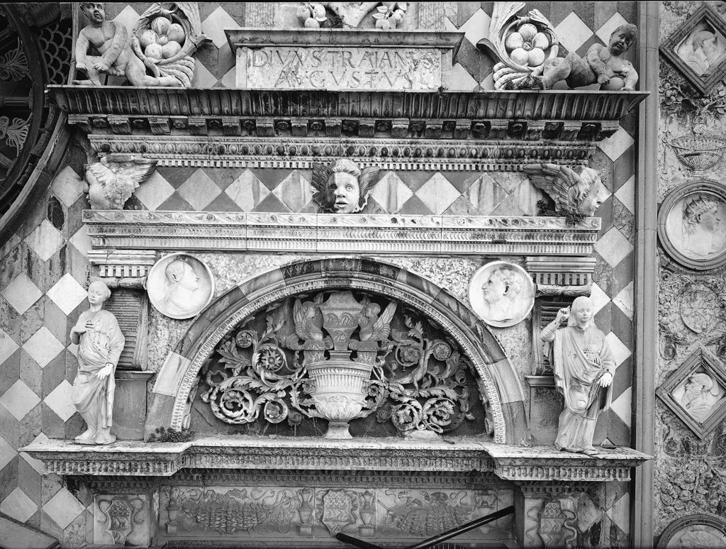 Altorilievi e statue · Historify