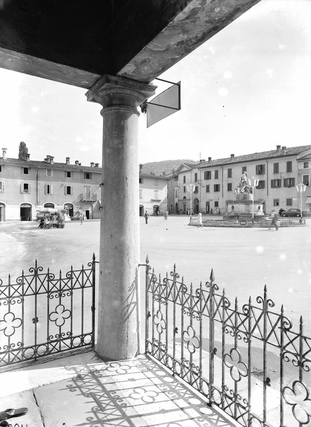 Affacciati sulla piazza · Historify
