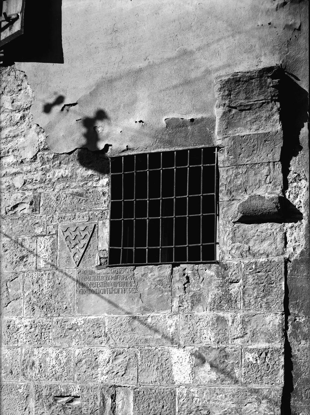 Finestra Con Bassorilievo · Historify