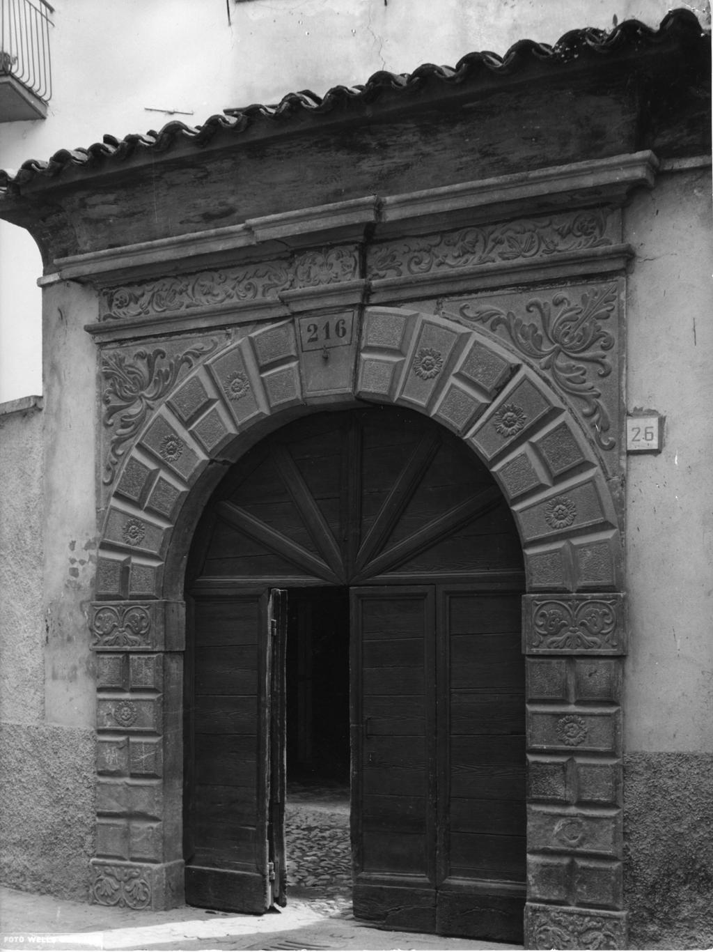 Portone decorato ad Ardesio · Historify