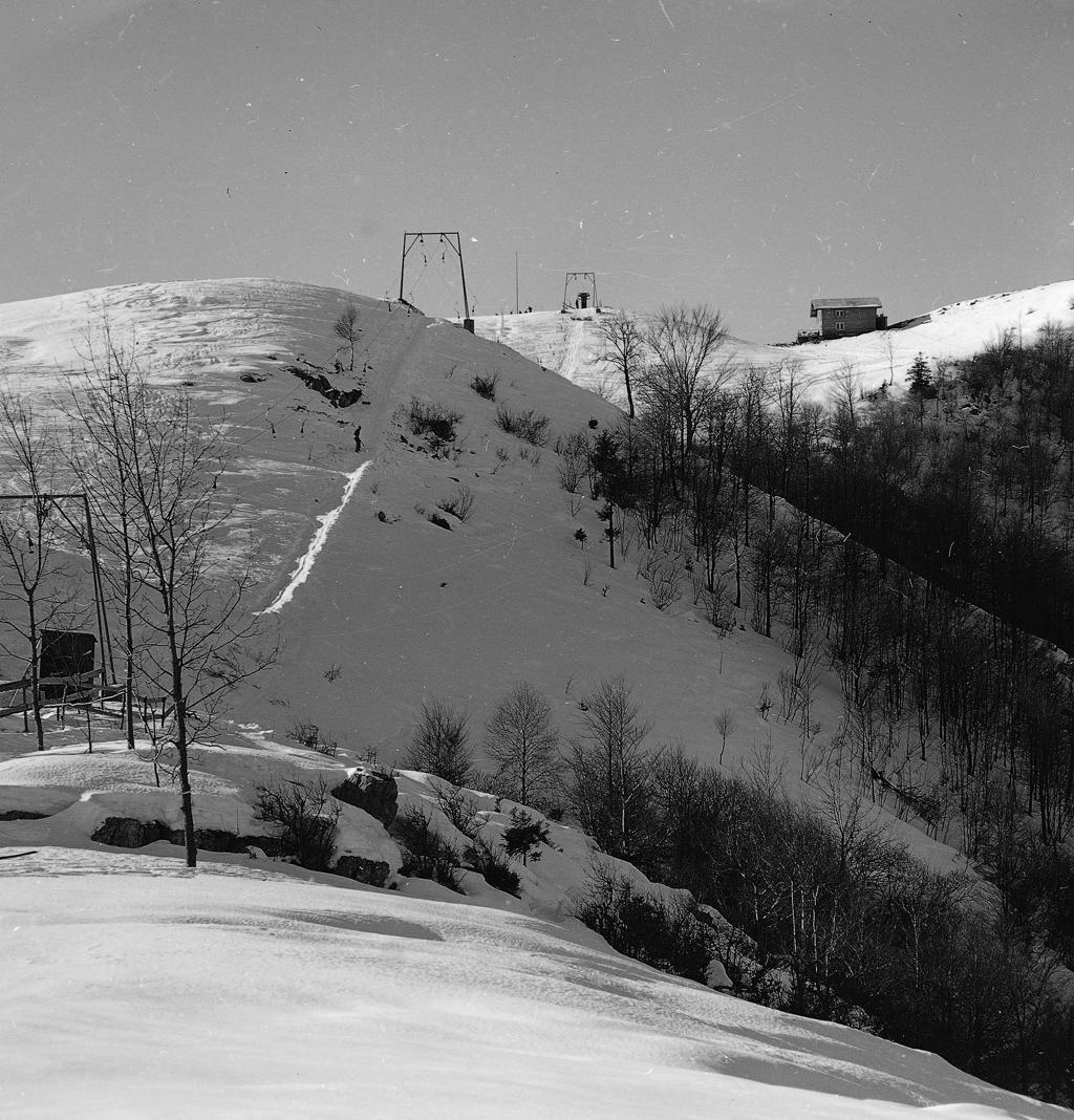 Impianto Di Risalita, Montagne Sullo Sfondo · Historify