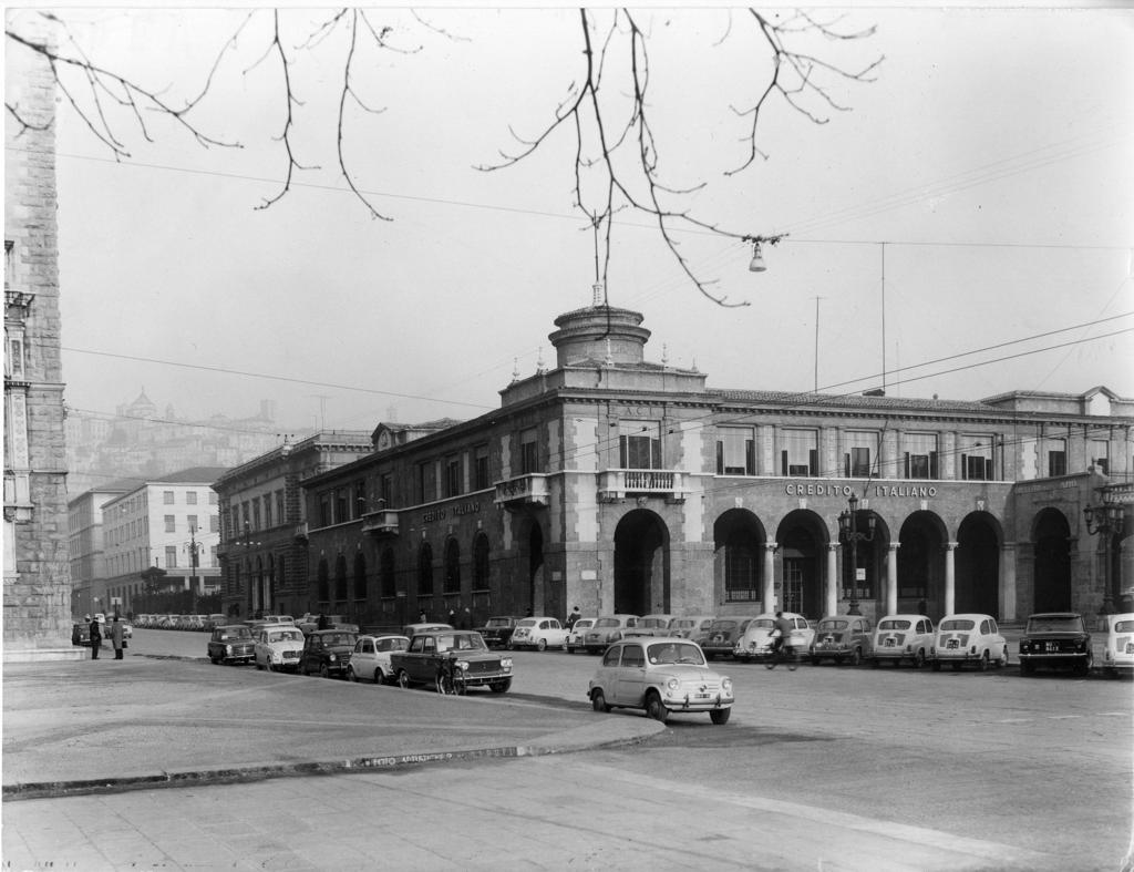 Auto parcheggiate in Viale Roma · Historify