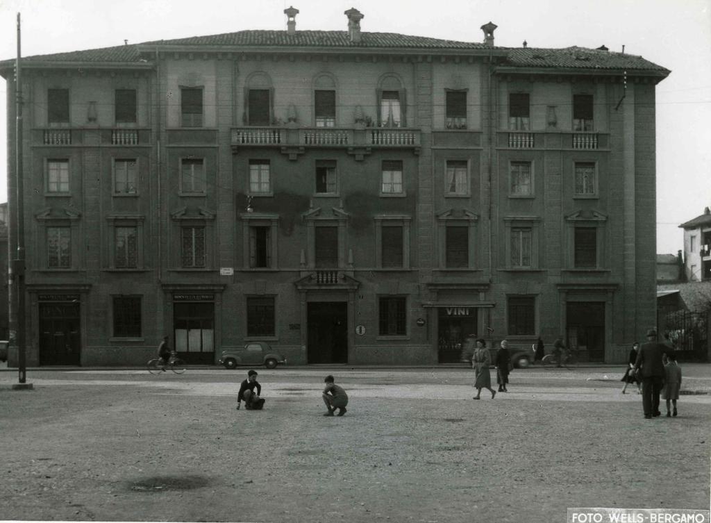 Edificio In Piazza Sant’Anna · Historify